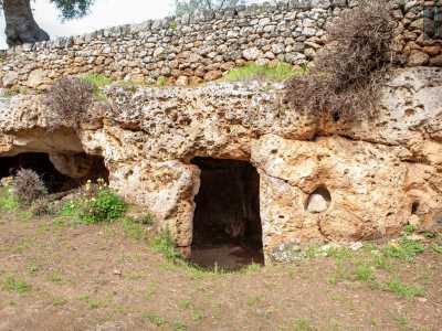 Alcune hanno conservato l�originario accesso scavato nella roccia ...